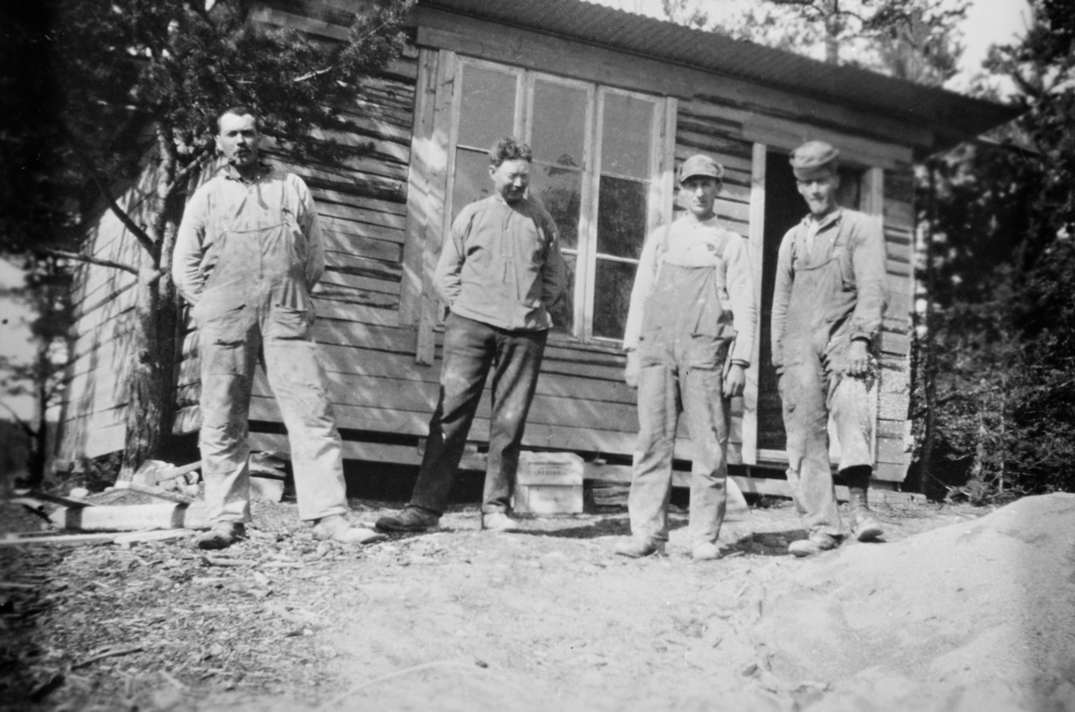 Oppland, Øyer, 4 karer utafor arbeidsbrakke. Fra venstre Ivar G. Bræin, Arne Haugen (Myrom), Johannes Bjørge og Sverre Bræin