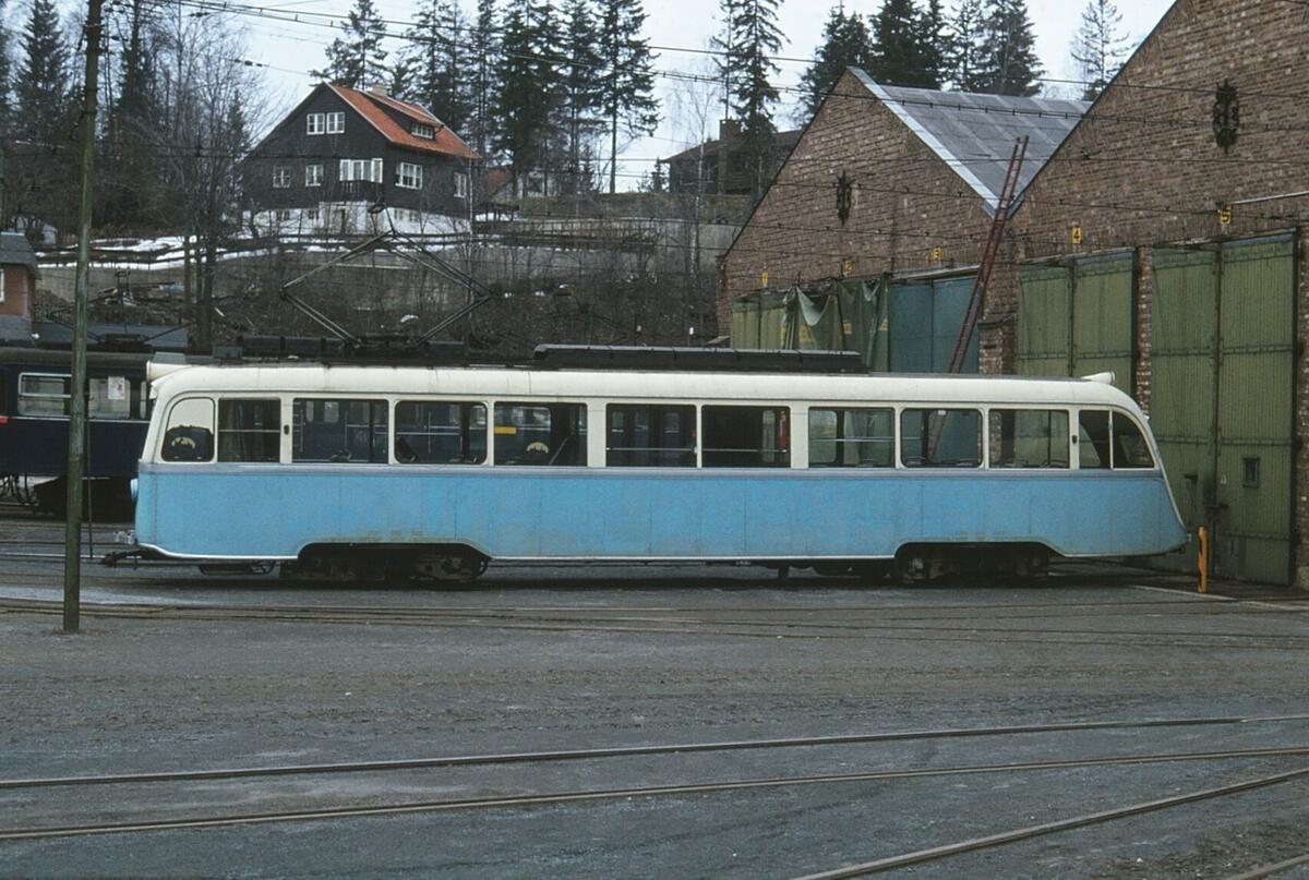 Fotografi av venstre side av Oslo Sporveier, B2 158, på Avløs. 