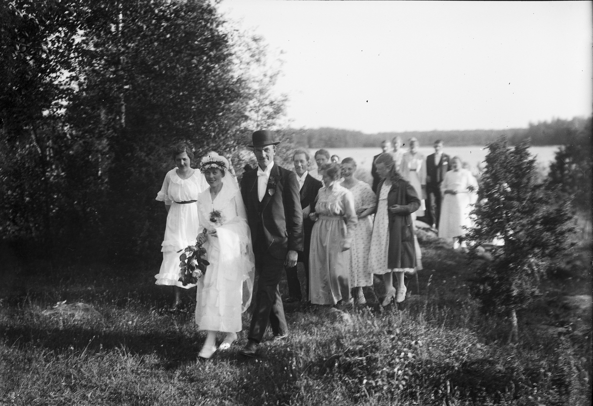 Brudparet Olsson och Pettersson med följe, Assjö, Börstils socken, Uppland 1920