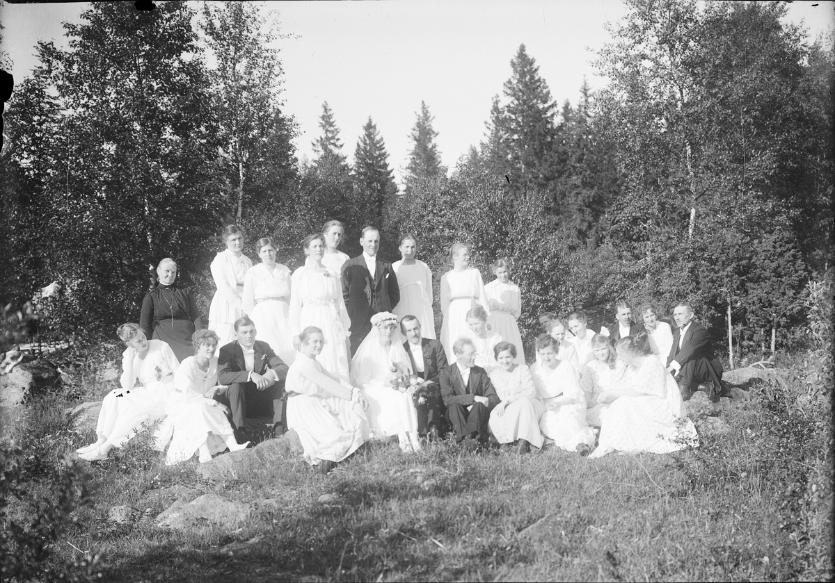 Brudparet Olsson och Pettersson, Assjö, Börstils socken, Uppland 1920