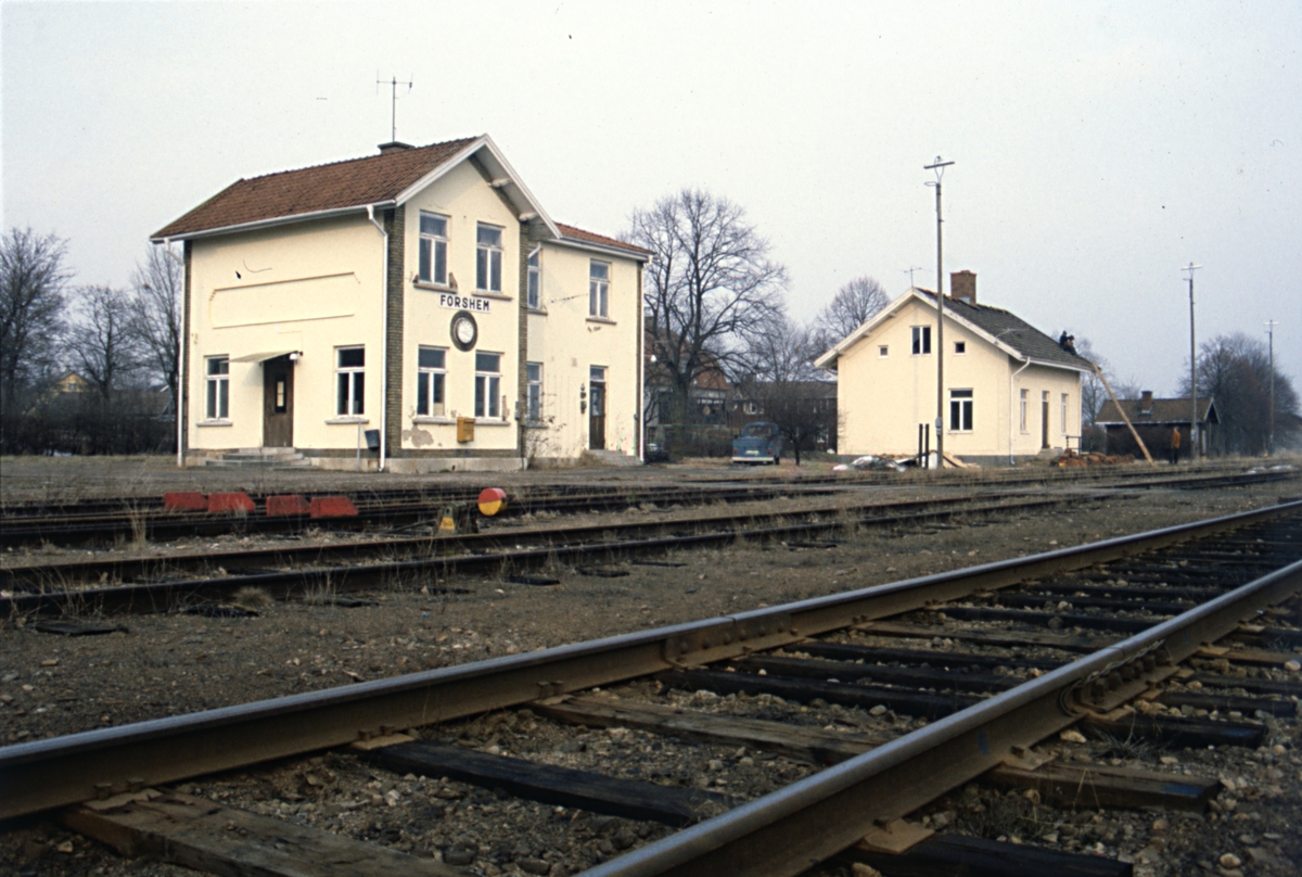 Järnvägsstationen och banstugan