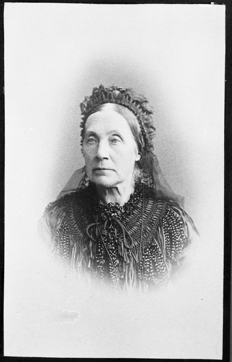Portrett av Karine Rognstad født Alfstad 1814, død 16/6-1896.