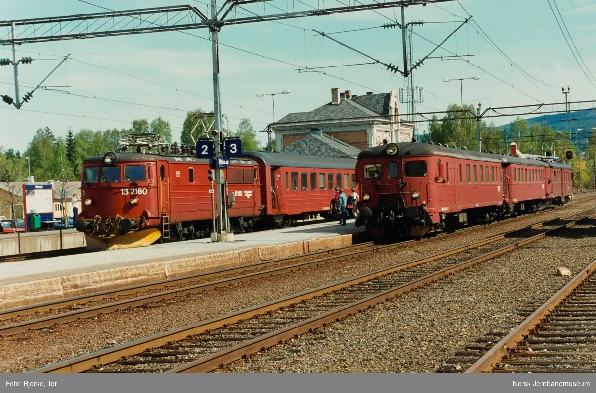 Kryssing på Hokksund stasjon mellom Randsfjordbanens lokaltog (t.h.) med elektrisk motorvognsett type 68A og persontog retning Kongsberg med elektrisk lokomotiv El 13 2160