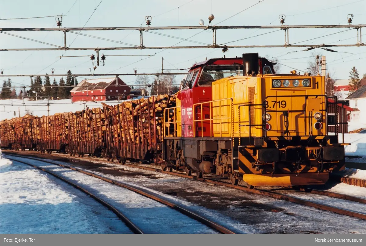 Diesellokomotiv Di 8 og tømmertog med tømmervogner litra Rps på Eina stasjon