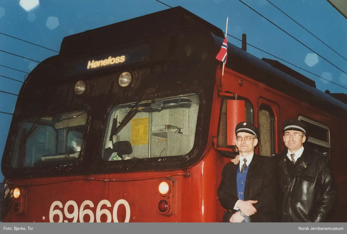 Ombordansvarlig Gunnar Antonsen og lokomotivfører Tor Bjerke foran styrevogn BS 69660 på Hønefoss stasjon. Dette var siste ordinære lokaltog på Randsfjordbanen