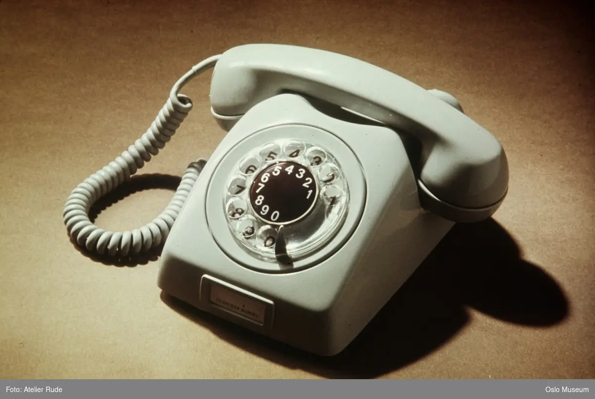 telefonapparat fra Elektrisk Bureau (EB), tallskive nummerert fra 0 til 9
