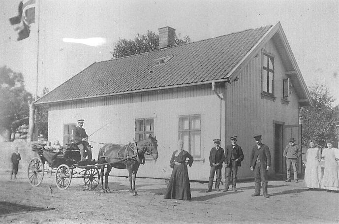 Louise Frantzen med familie og arbeidere utenfor huset