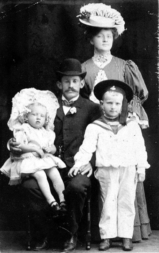 Therese og Gustav Halvorsen med fintpyntede barn