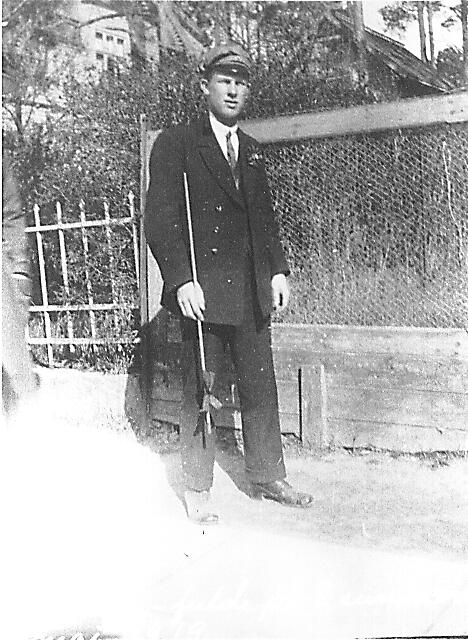 Bernhard Lindvig som russ i Sandesundsveien 17. mai 1919