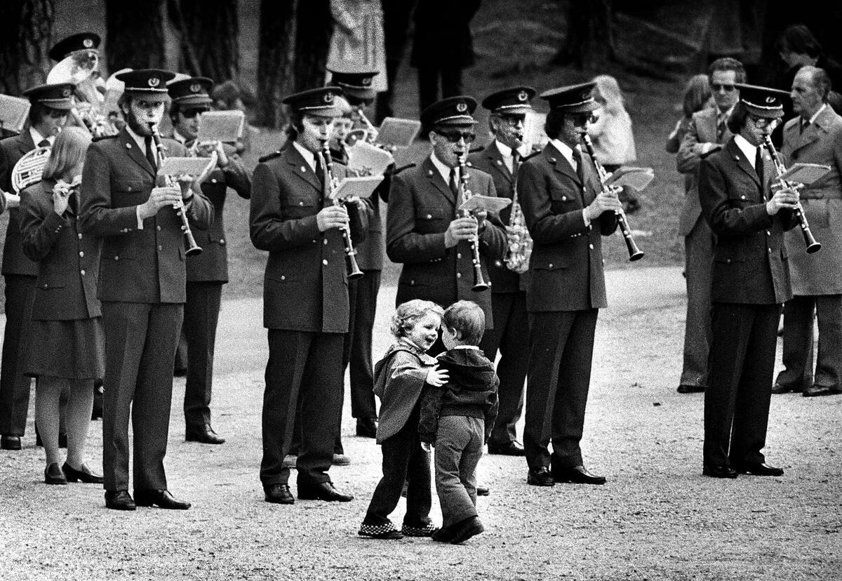 Fotoblikk, Sarpsborg Janitsjar spiller i Kulås 1. mai 1977 foran to lekende barn