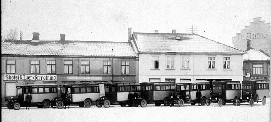 Bussparade på Sarpsborg øvre torv april 1924