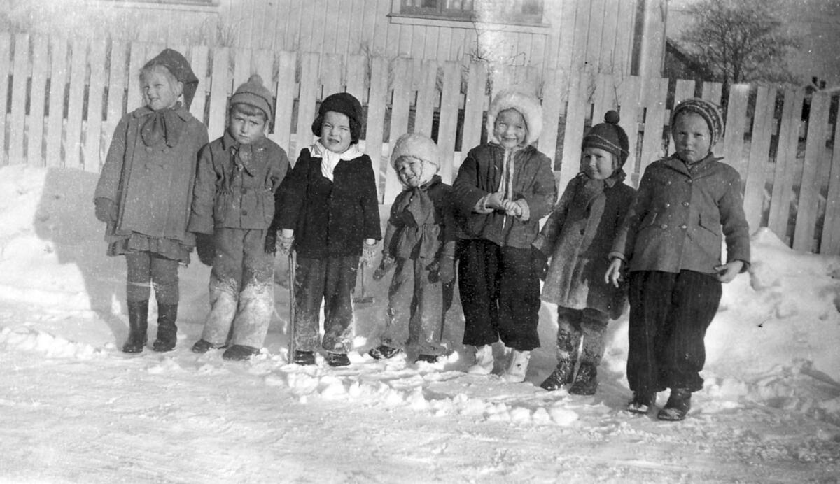 Barn i Myraveien på Lande en vinterdag