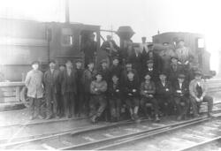 Borregaardsarbeidere foran lokomotivet Helgeby