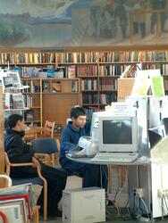 Barn bruker datamaskiner i biblioteket. Today's library is f
