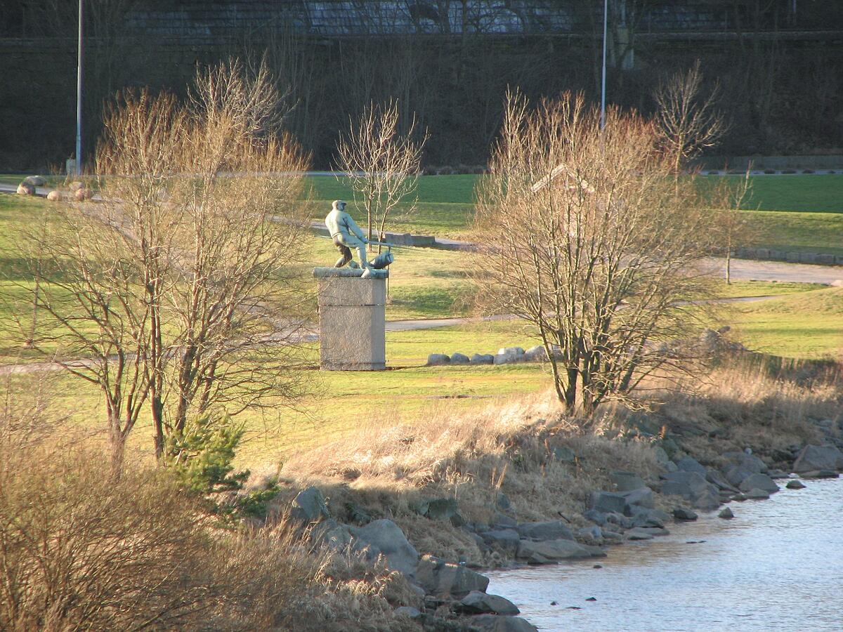 Skulpturen Fløteren i Glengsparken sett fra øst