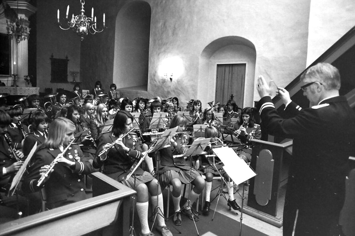 Reidar Bergby dirigerer Sandbakken skolekorps under en konsert i Skjeberg kirke november 1975