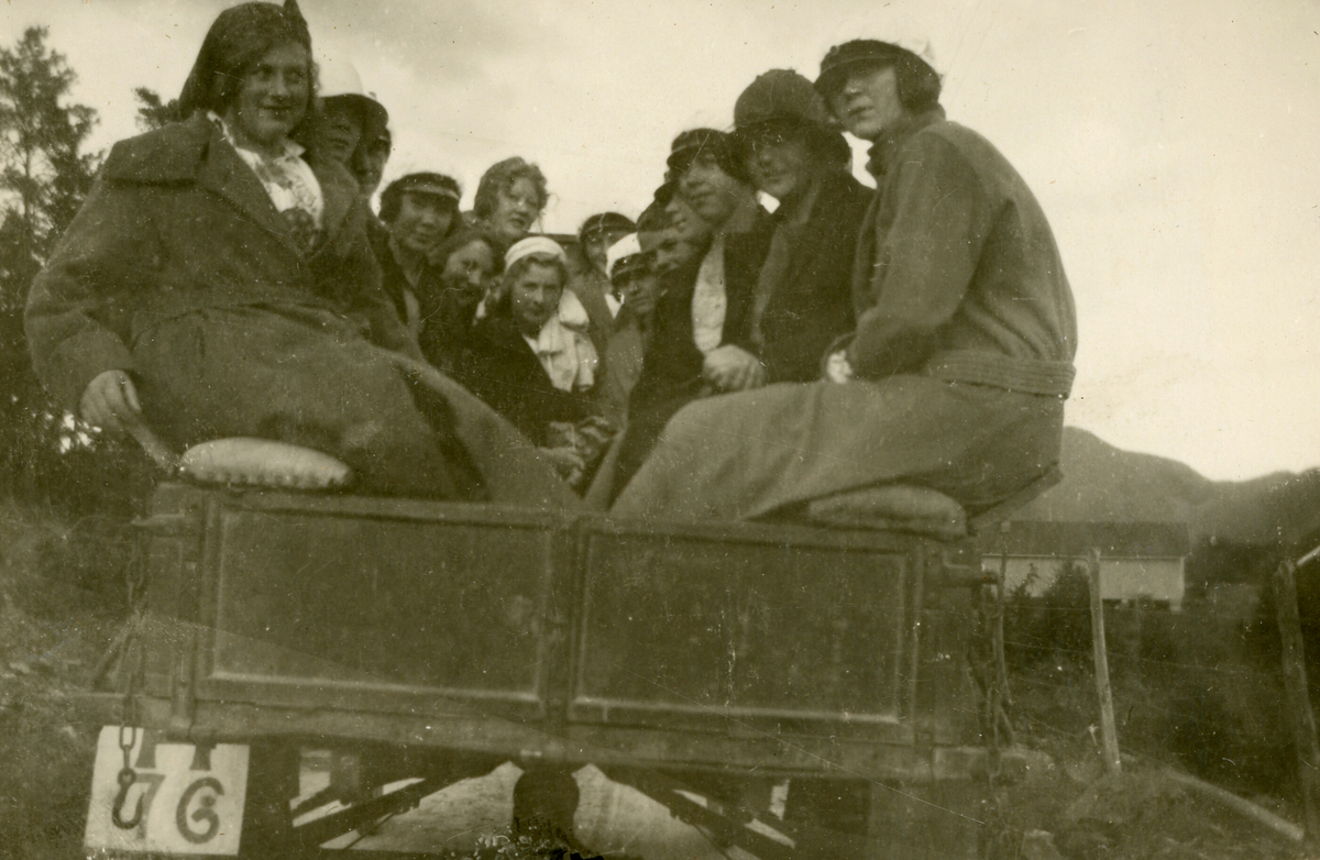 På tur til Helgen i 1925.  Transportmiddel er lastebil.