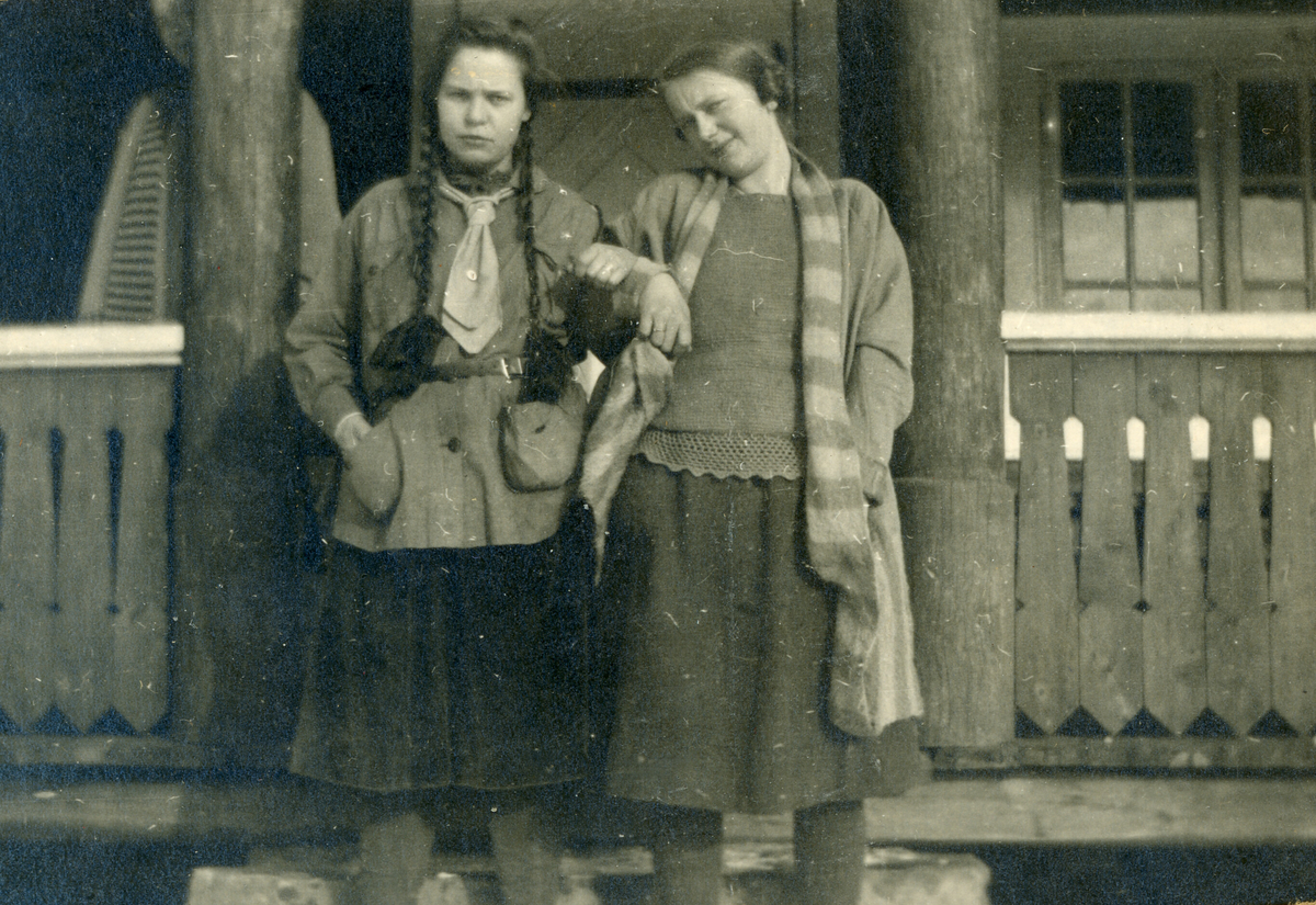 Seks bilde frå Losjehytta på vinters tid, tatt 1925.
