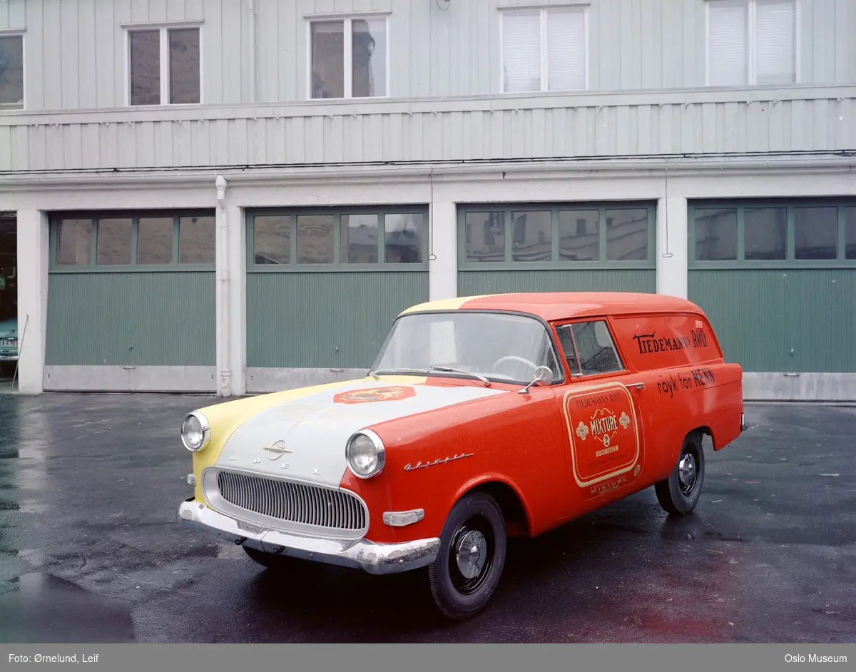 Opel varebil, reklame for Tiedemanns tobakksfabrikks Rød Mix, garasjeporter