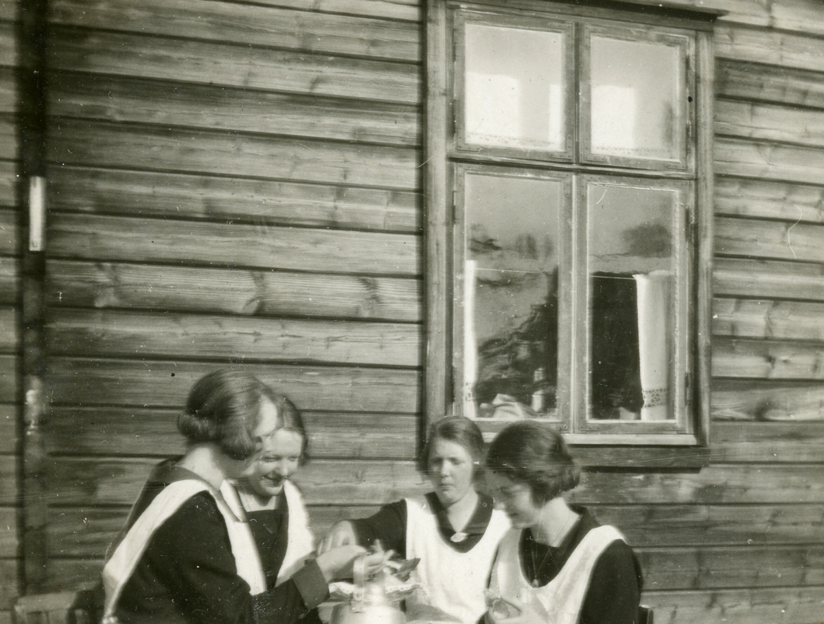 Fire bilde tatt på Helland i Bø i 1926.  