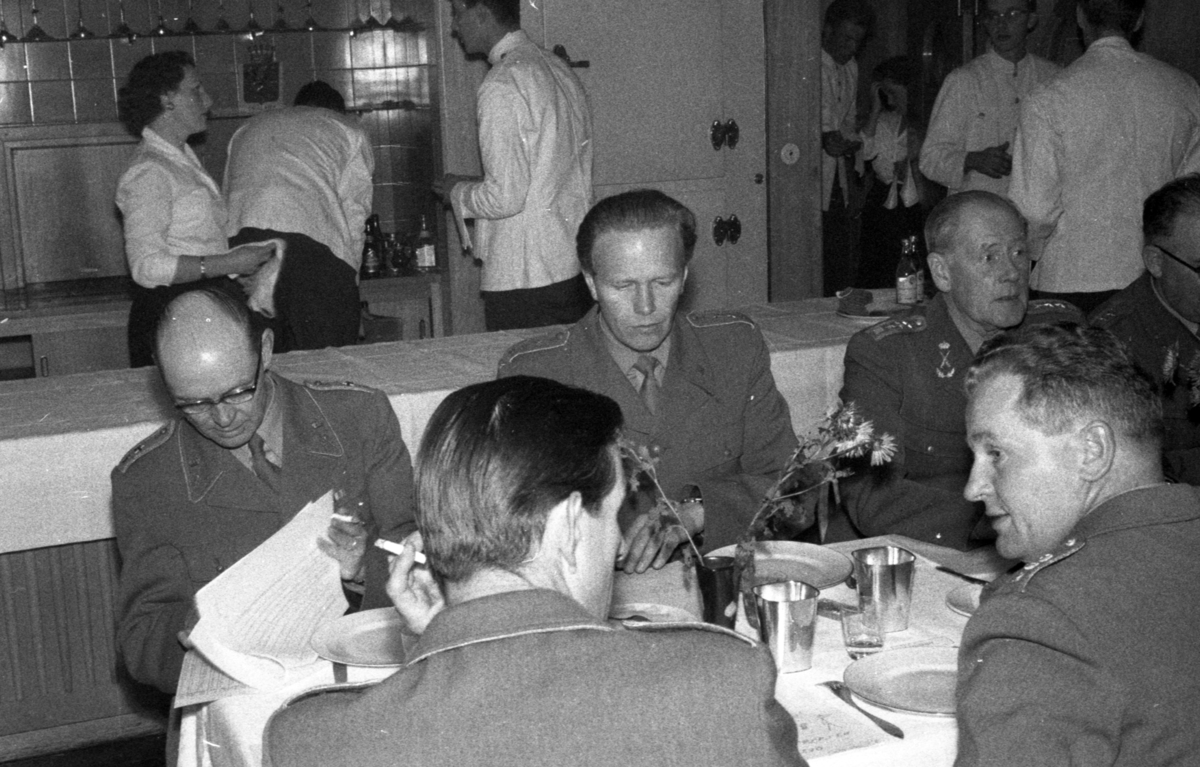 Milomästerskap bil 1958 i Mullsjö. Gemensam middag. T.h: stf befälhavaren för III. militärpmrådet, överste Lemmel.