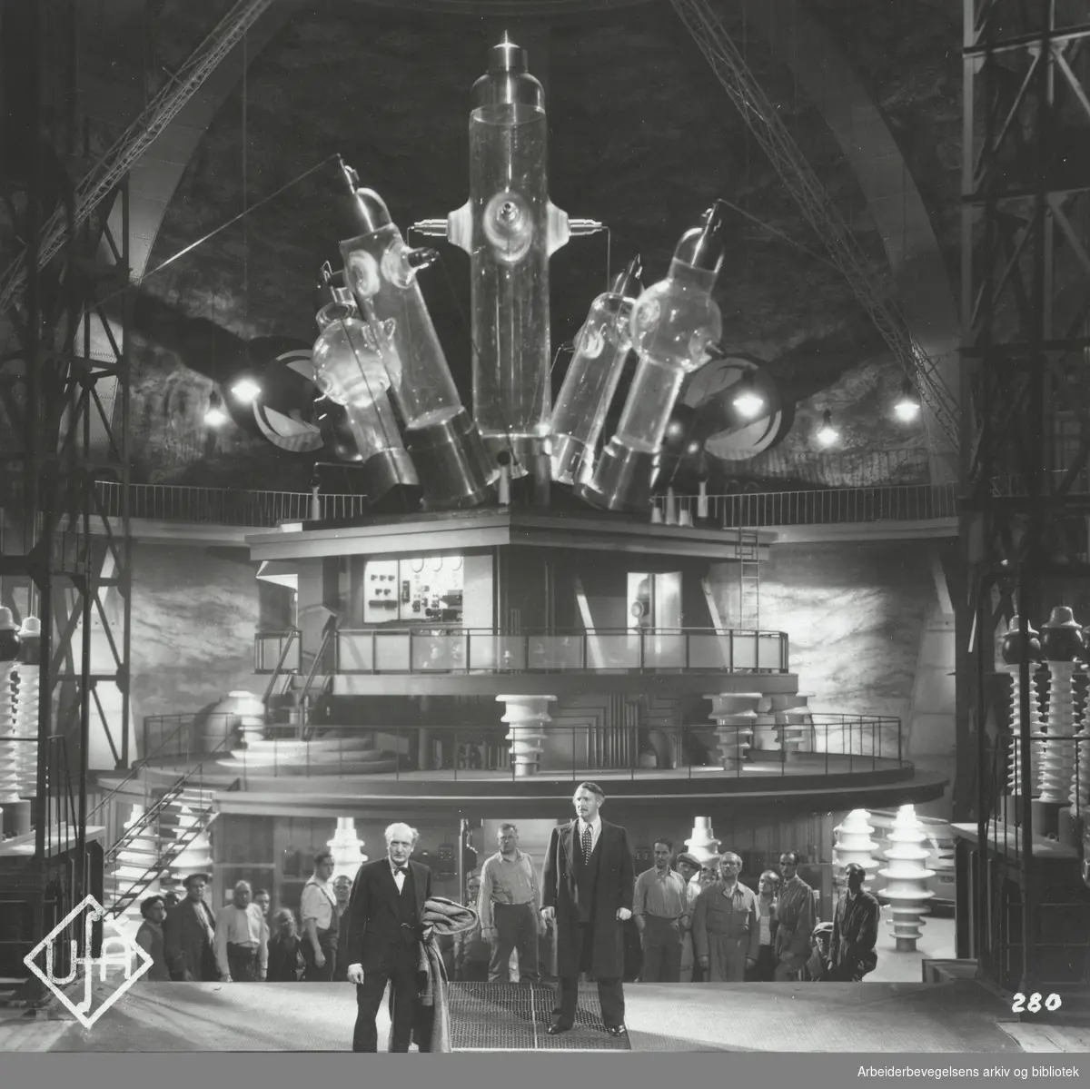 Scene fra den tyske science fiction-filmen "Gold" fra 1934. Regi: Karl Hartl. UFA. Arbeidermagasinet/Magasinet for Alle