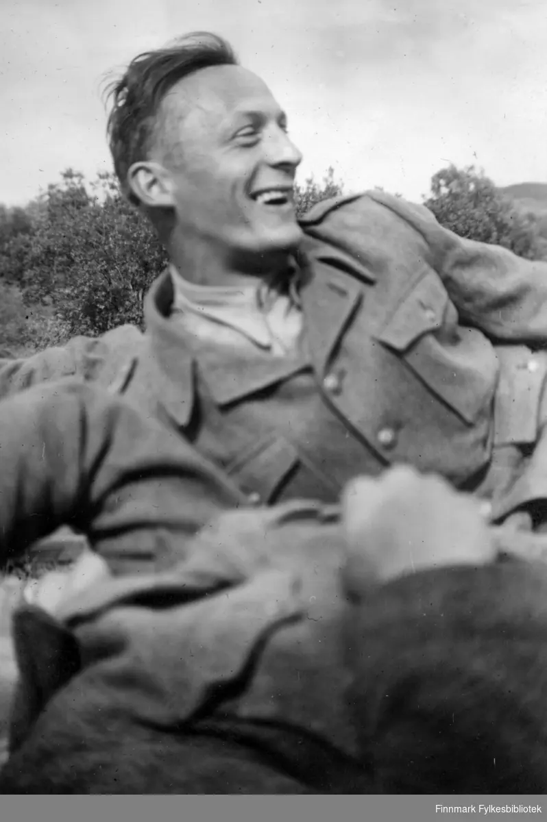 Oskar Pedersen fra Kirkenes på repetisjonøvelse på Drevjamoen, Helgeland 1952. Han er kledt i uniform