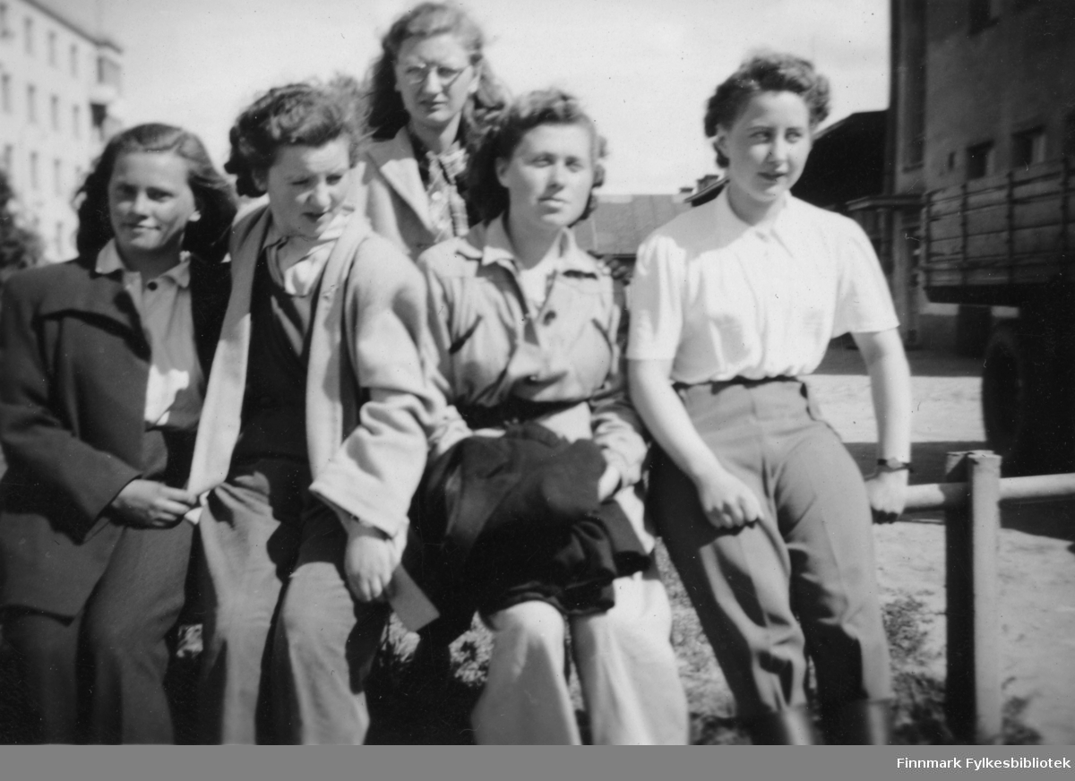 Fem kvinner som sitter på en benk. Damen til høyre er Dagmar Olsen fra Persfjord ved Vardø. De andre er ukjente. Bildet er tatt i fobindelse med et AUF-stevne i Åbo i Finland, 1949