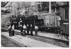 Jernbanepersonale foran damplokomotiv type 24 på Hen stasjon