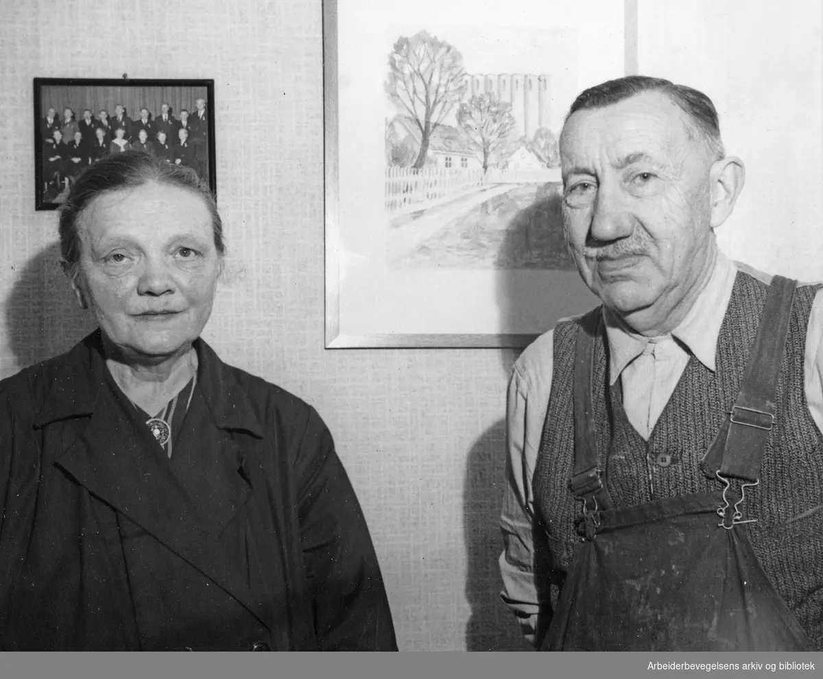 "Hjula - fabrikk med tradisjoner. To veteraner: Sigrid Flaten og Bardines Bjørnsen". Billedreportasje fra Hjula Væverier i Magasinet for Alle, september 1954..