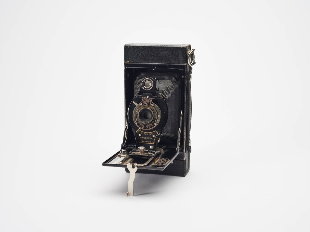 No. 2 Folding Autographic Brownie er et foldekamera for A120 rullfilm, produsert av Eastman Kodak i perioden 1915 til 1926. Kameraer med Autographic-funksjon er utstyrt med en penn. Autographic-funksjonen gjør det mulig å skrape inn informasjon på negativene gjennom en tilpasset luke på kameraets bakside. Dette eksemplaret mangler penn.