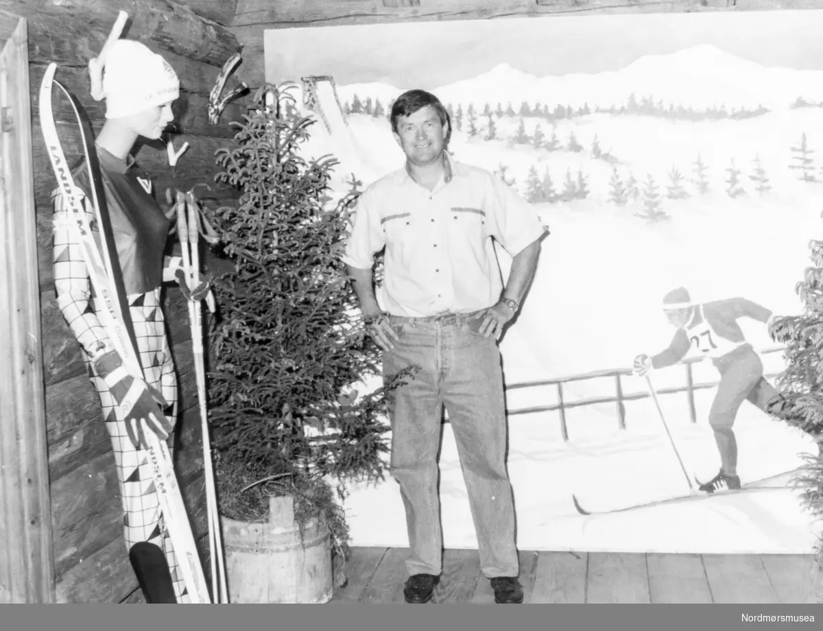 Johan Landsem ved den lokale skihistoriske utstillingen ved Rindal bygdemuseum. Fra Tidens Krav, 8. juli 1991. Artikkel/foto av Anders Todal. Bildet er fra avisa Tidens Krav sitt arkiv i tidsrommet 1970-1994. Nå i Nordmøre museums fotosamling.