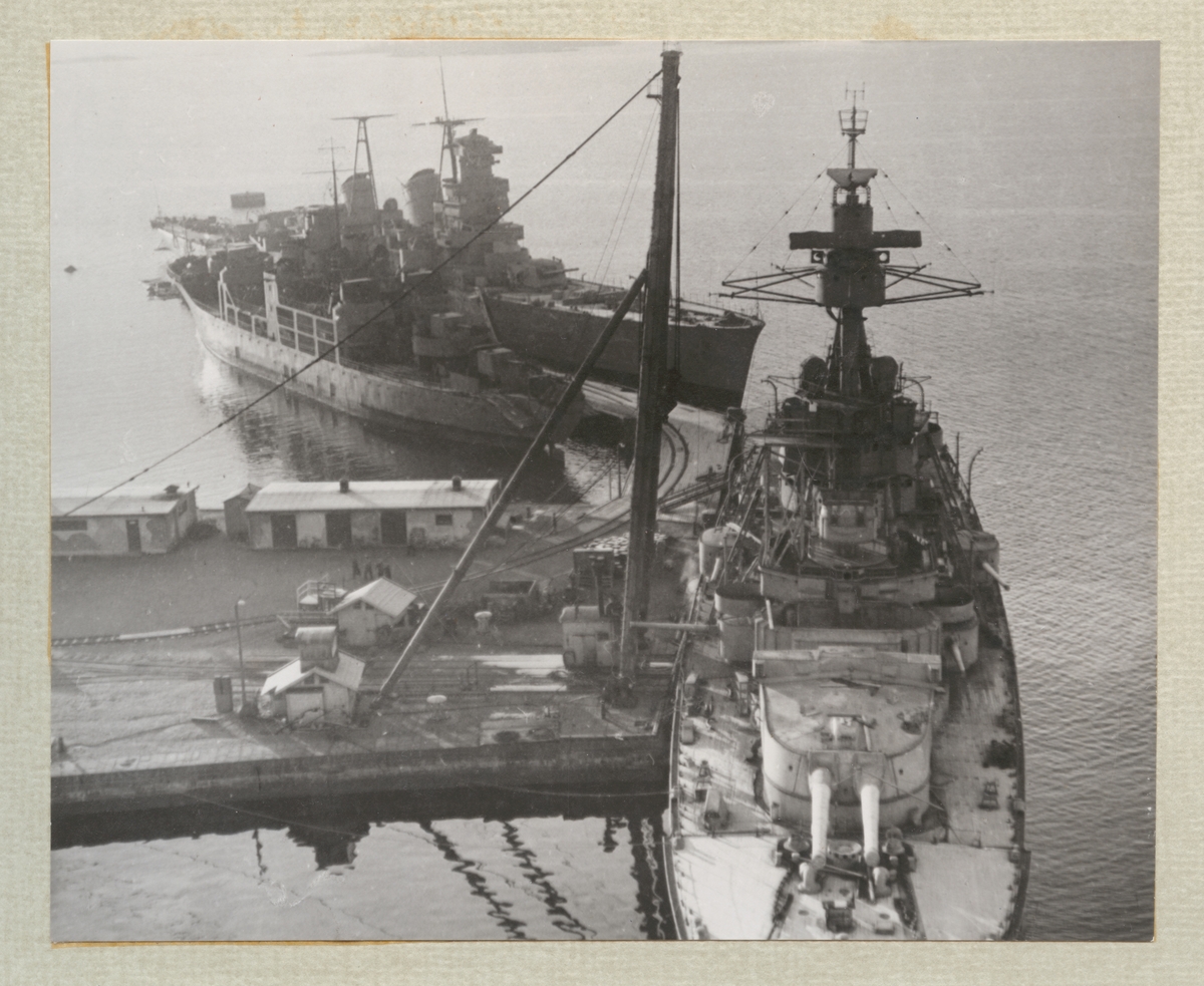 Bilden visar minfartyget Älvsnabben, en jagare och en av pansarskeppen vid Karlskronavarvets utrustningspir.