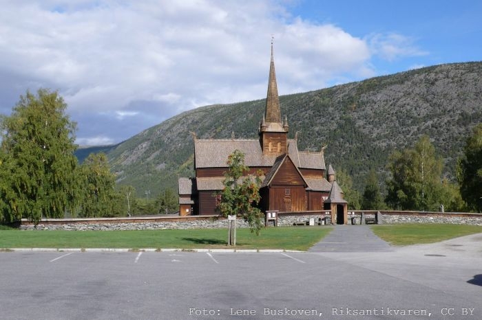 Lom stavkirke. Foto: Lene Buskoven (kirkesøk.no)