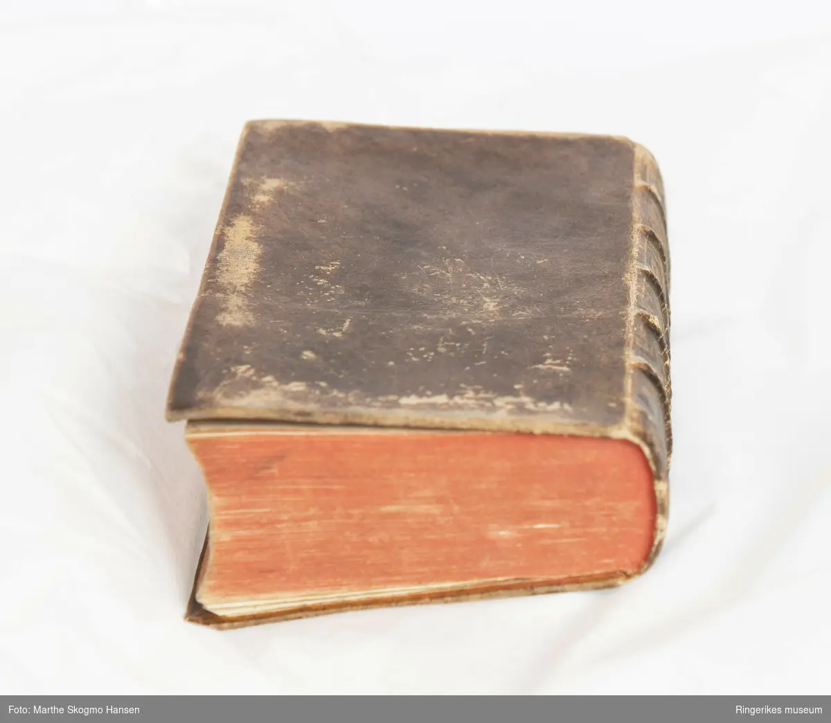 Blairs Bierg Prædiken 1-2. Trykket i København i 1761. 795 sider. Trepermer trukket med lær på utsidene og mønstret papir på innsidene. Sidene er farget røde på yttersidene.