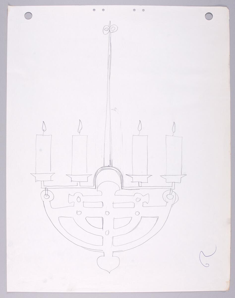 Skisser till en ljuskrona med utskuret mönster samt fyra hållare med tända ljus i.