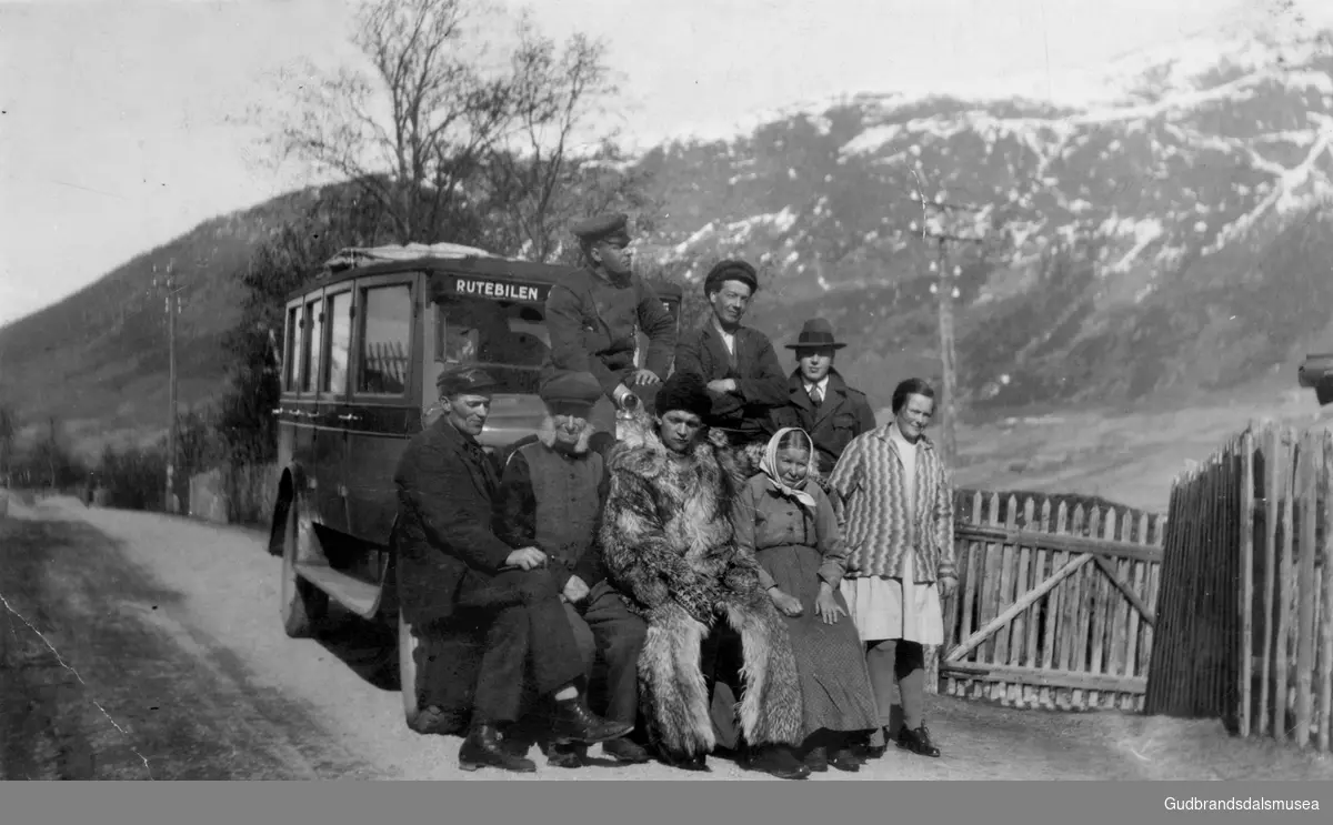Rutebuss ved Kåjede. 
Bussen har karisseri av typen sedanbuss, dvs dør til kvar seterad. Årsmodell ca 1930.
