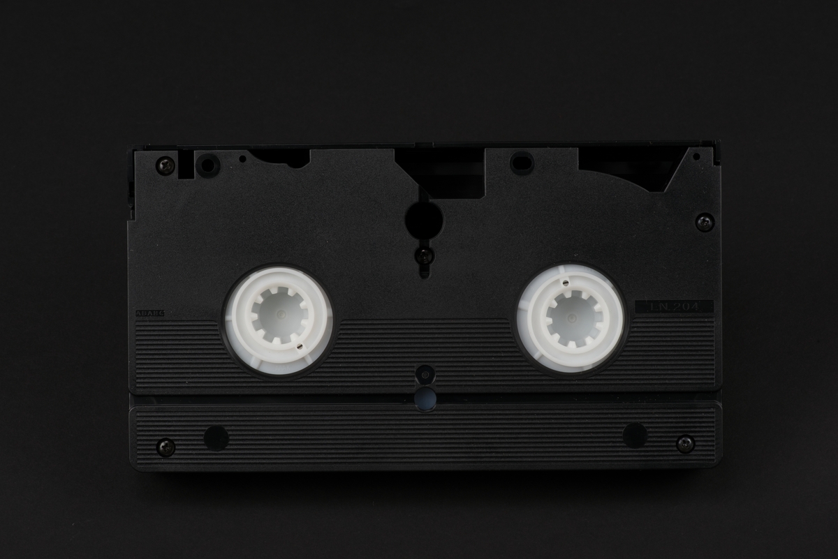 Inspelningsbart videoband, VHS format, i pappers fodral. Inspelat på kassetten är delar av valkampanjen för Ny Demokrati inför valet 1994.

Kassetten i plast innehåller ett videoband, ett magnetband, som lagrar rörliga bilder och ljud.