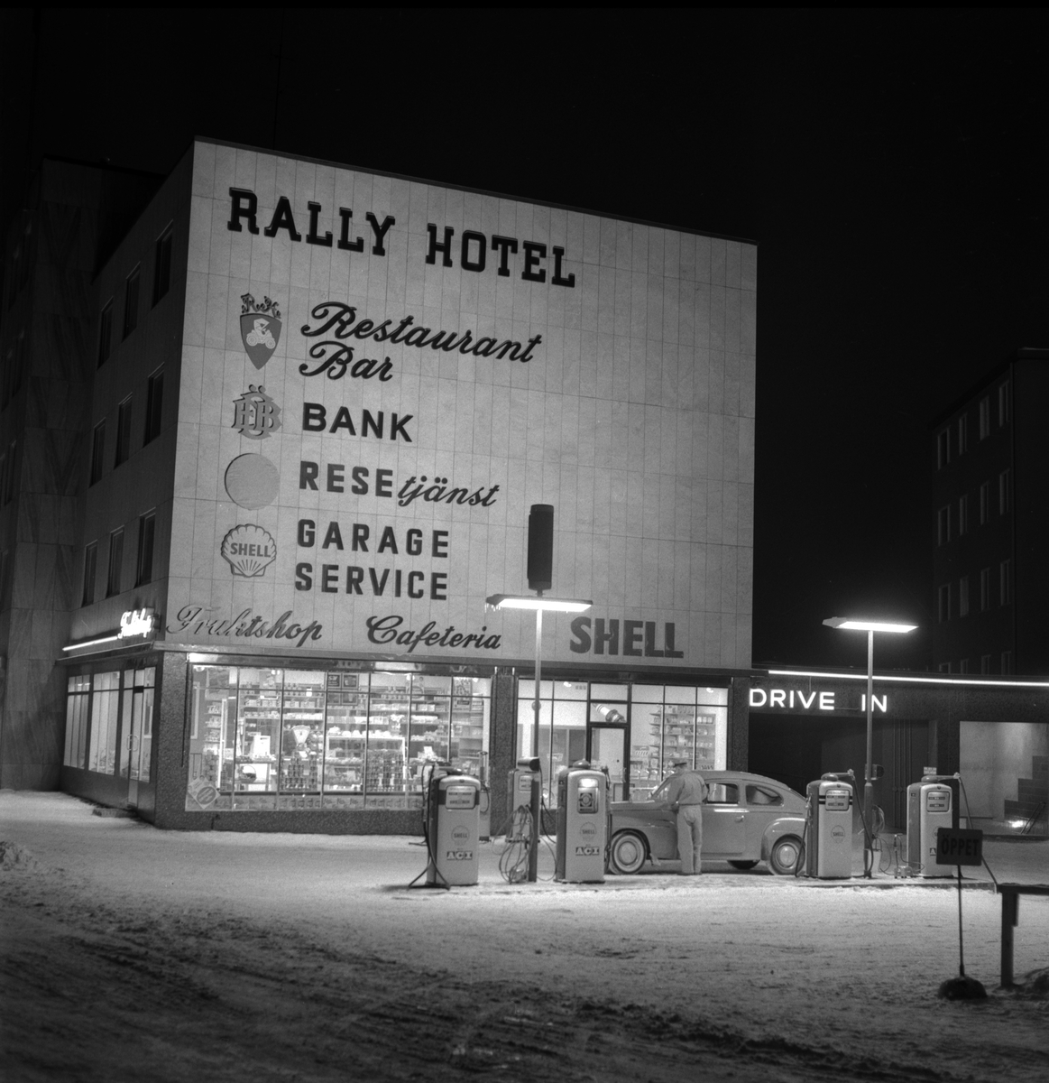 I ett tidevarv med kraftigt ökad bilism stod Rally hotell i Linköping för en lösning som Sveriges första bilhotell. Det lanserades som en kombination av hotell och motell, där både resenärer och bilar blev omhändertagna. Bild i samband med anläggningens invigning 1960.