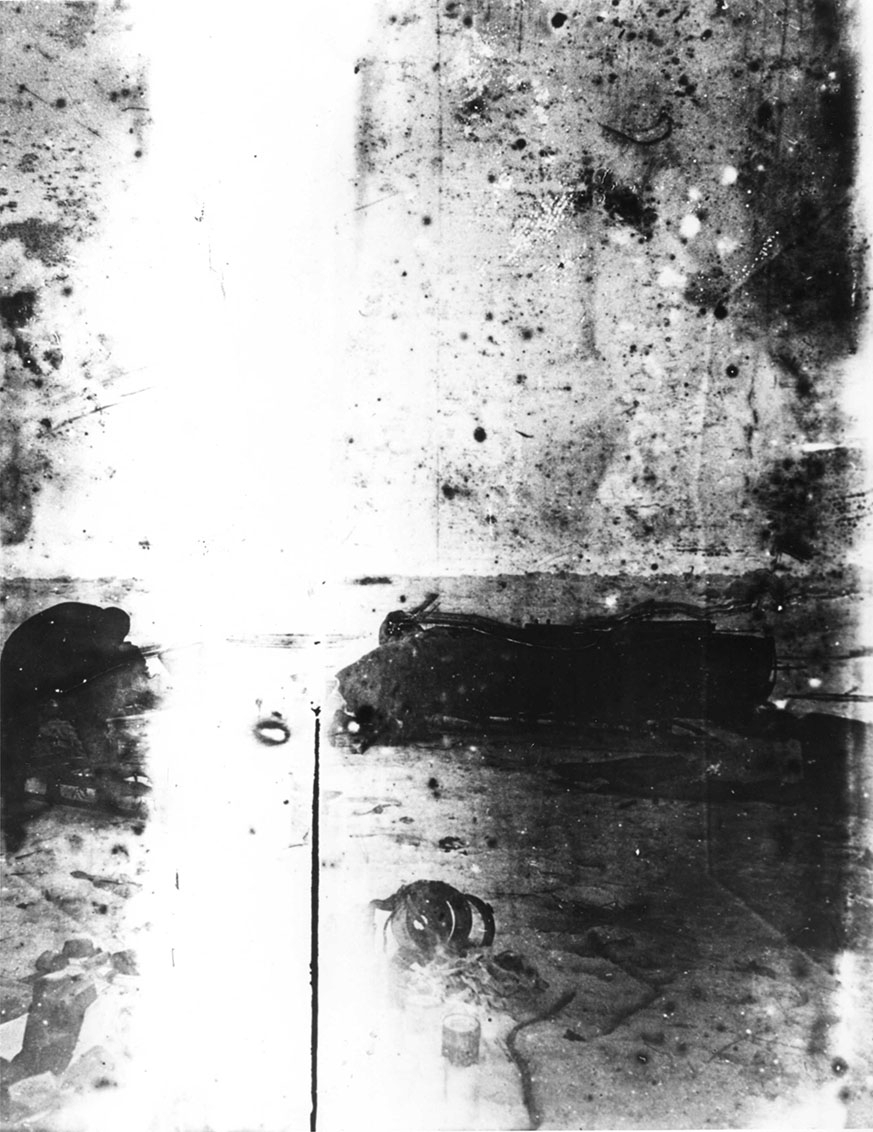 Oretuscherad. Troligen S A Andrée i arbete med en släde vid platsen för ballongen Örnens landning. Båten monterad till höger. Reprofotografi av gm.III-58, dock monofotografi.