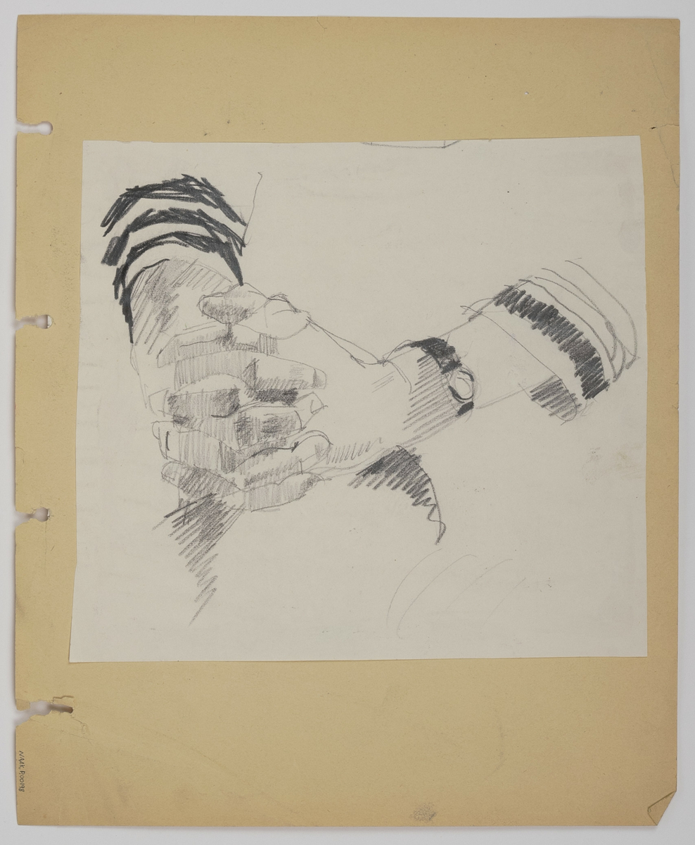 Side 1: 2 hender med sammenflettede fingre.
Side 2: Mann med bar overkropp, liggende med hendene bak hodet og en sigarett i munnen.