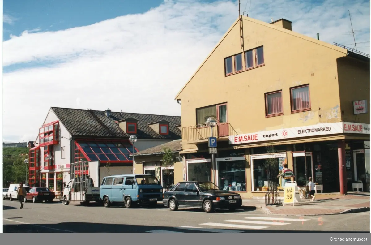 Krysset mellom Dr. Wesselsgate og Rådhusgata. I den hvite/røde bygningen ligger butikken Bohus. I den gule bygningen ligger butikken Expert. 