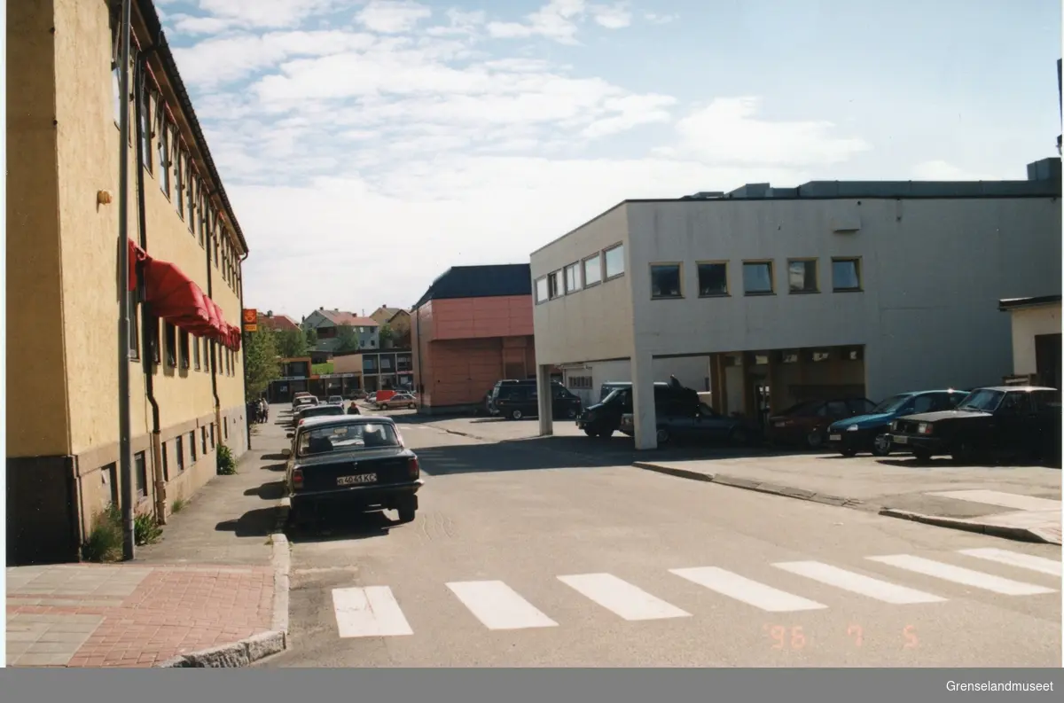 Krysset mellom Kirkegata og Rådhusgata. i den gule bygningen til venstre er Posten. 