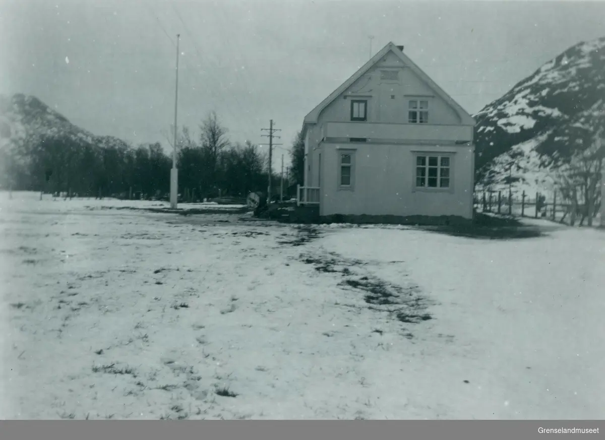 Poståpneriet i Emil Hansliens hus "Brækkan" i Grense Jakobselv fra 1956.