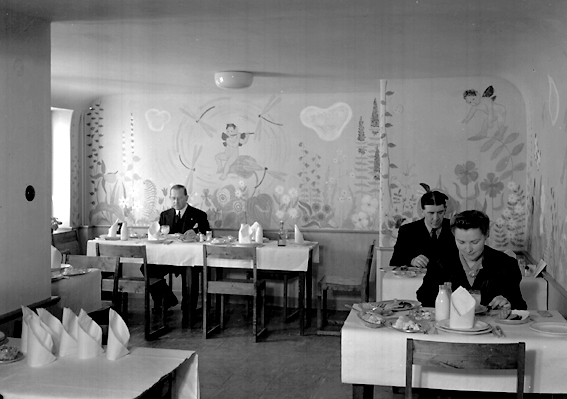 Bildserie från Stadshotellets nya kök, taget i bruk 1944. Personalmatsal: Som bilderna visar fanns det flera stycken uppdelade olika grupper.