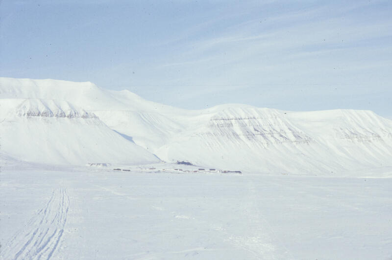 Bildet av bebyggelse, med snødekt landskap.