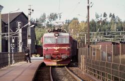 Elektrisk lokomotiv El 14 2199 med godstog retning Oslo på H
