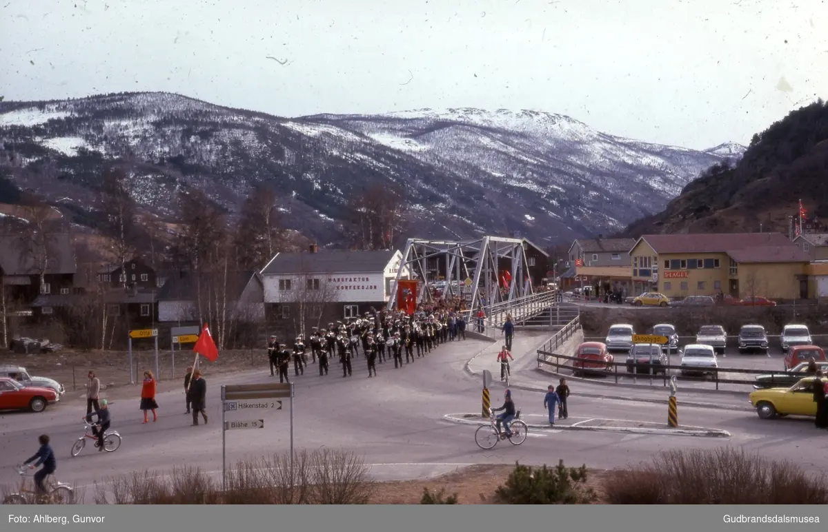 Vågå 1976
Vågåmo, tog 1. mai. Vågå musikkforening. Finnbrue.