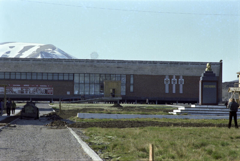 Bilde av kulturhuset en sommerdag, med byste av Lenin i forgrunnen.
