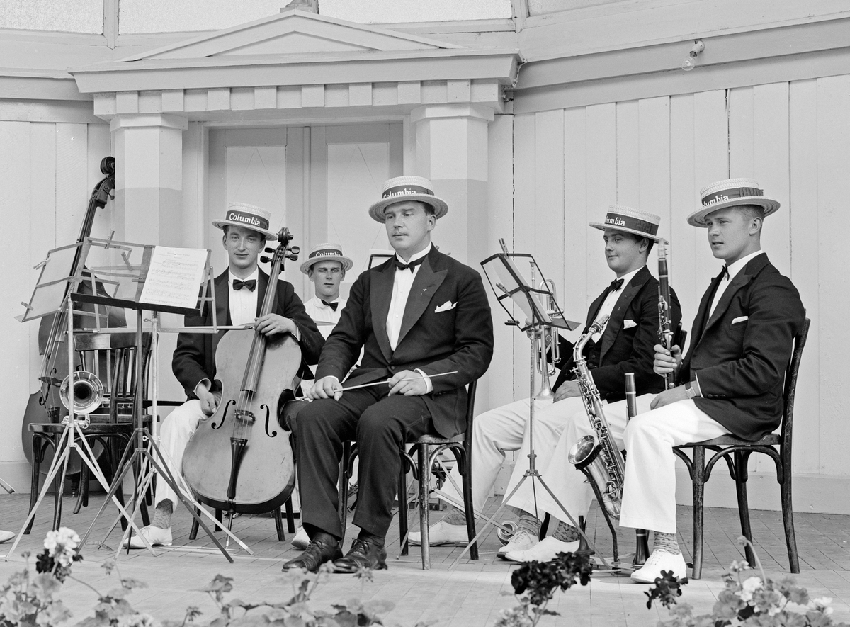 Harold Lloyd-orkestern under ledning av den kände radiokapellmästaren Eric Ulke på Frimurarehotellets utescen 1930.